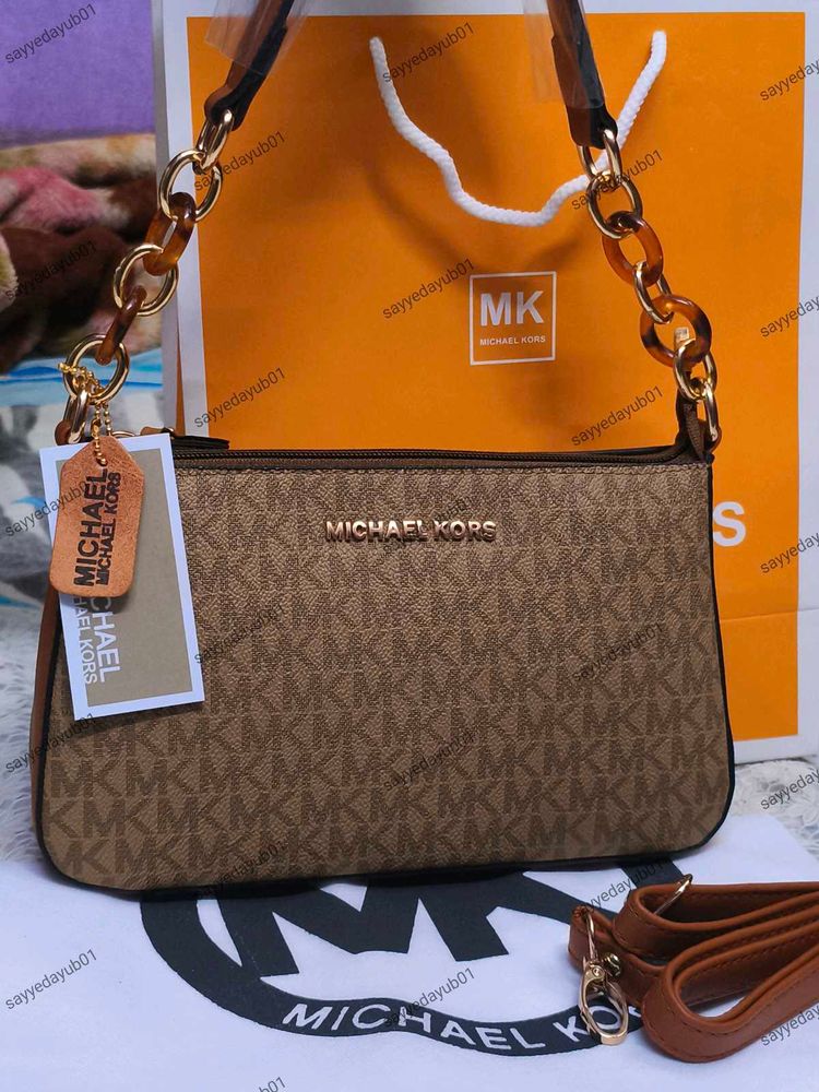 Michael Kors Bag comes with premium packaging