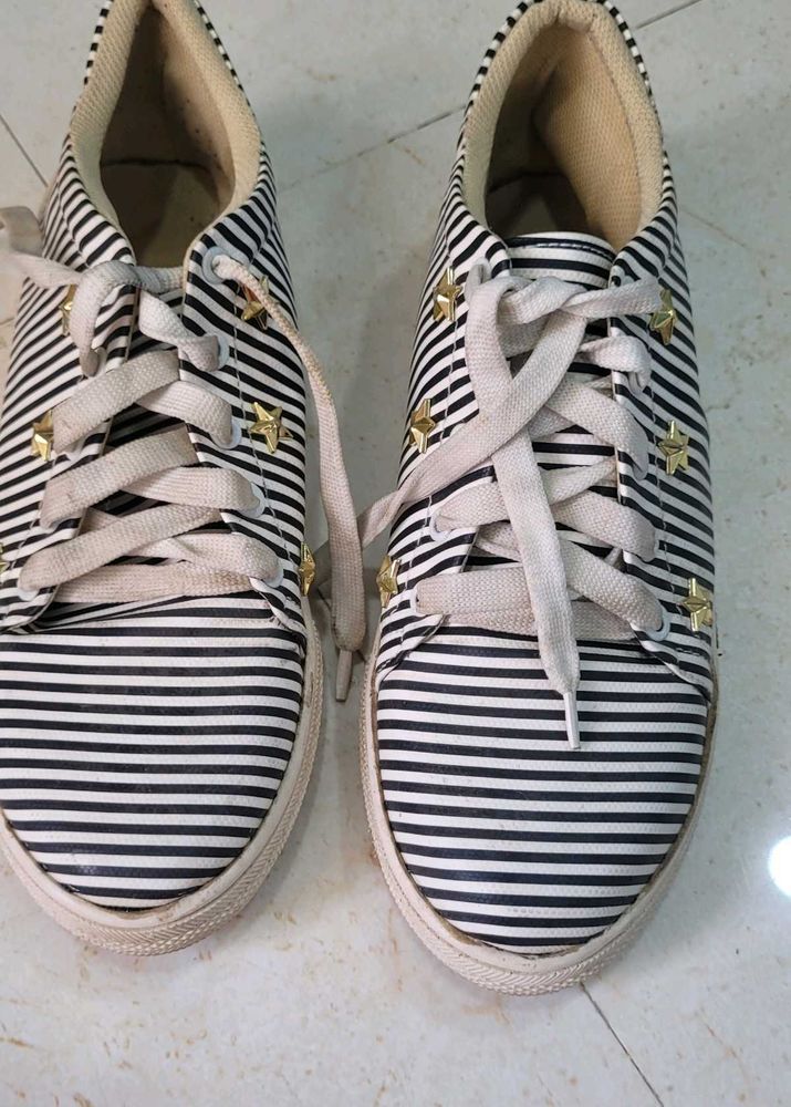 Fancy Woman Black And White Flat Shoe Juta