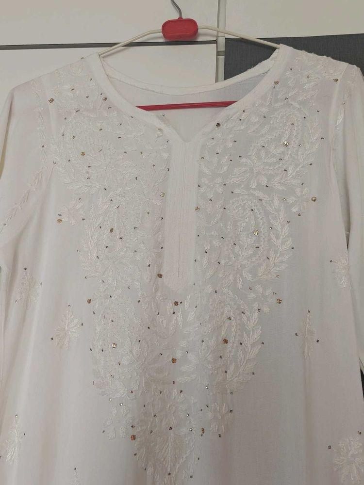 Elegant White Chikankari Kurta with Subtle Mukesh