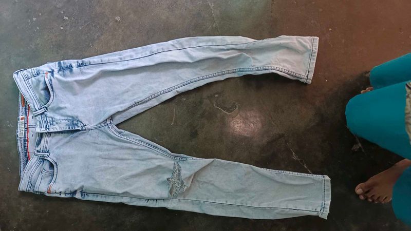 Light Wash Ripped Jeans