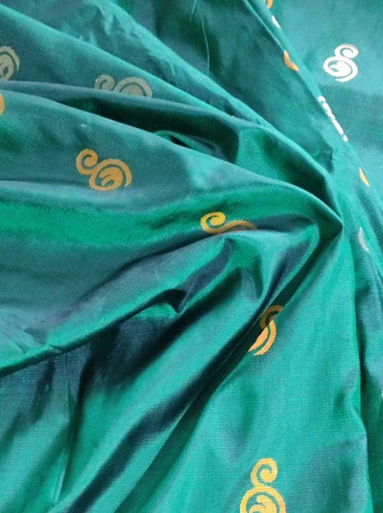 Green kanchipuram silk saree.