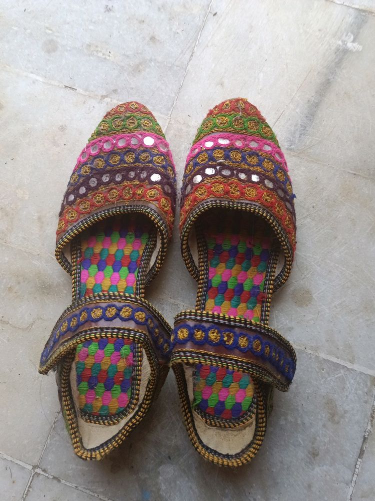 Beautiful JAIPURI JUTTI