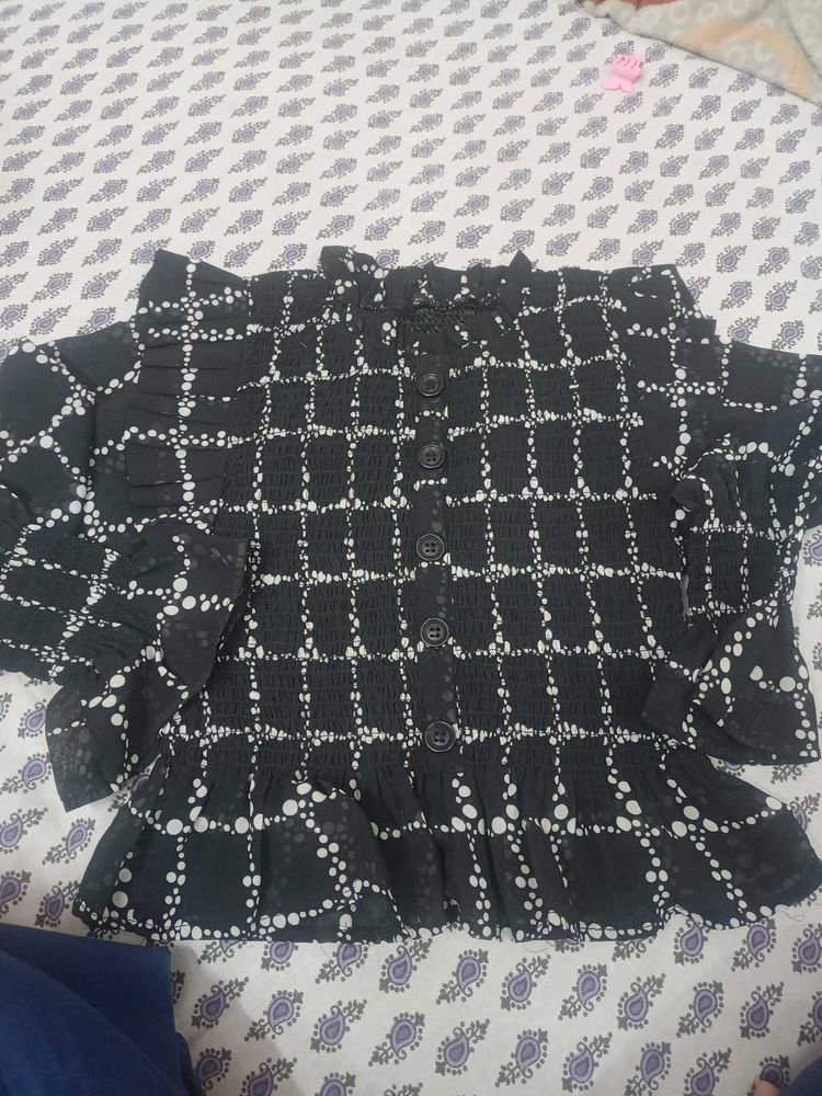 Chic Black &amp; White Top