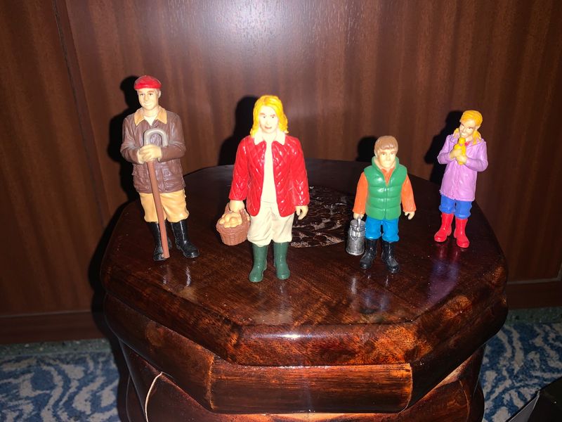 Saleee!!Miniature Family Showpiece