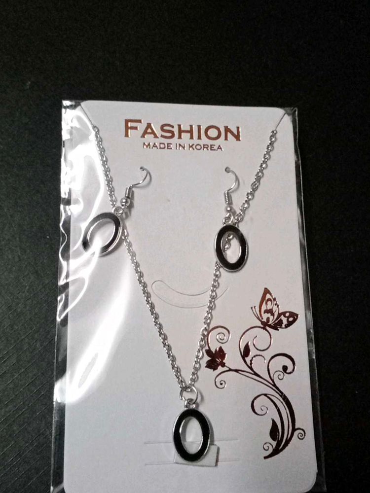 Chain Pendent With Matching Earrings.