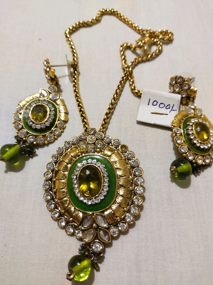 Pendent Set