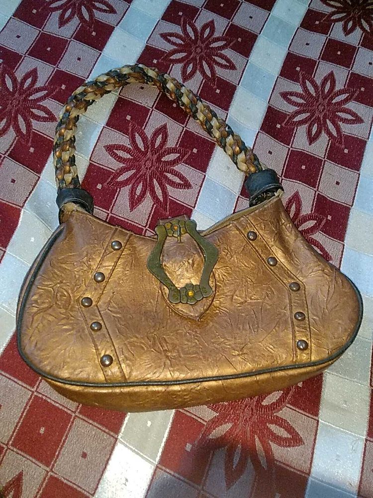 HANDBAG FOR WOMENS NICE CONDITIONS