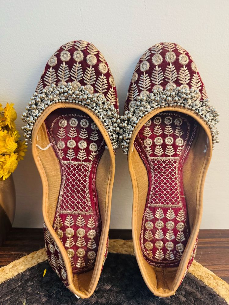 Maroon Embroidered Juttis