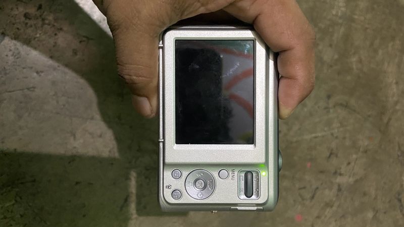 Samsung ES25 Digital Camera With Battery