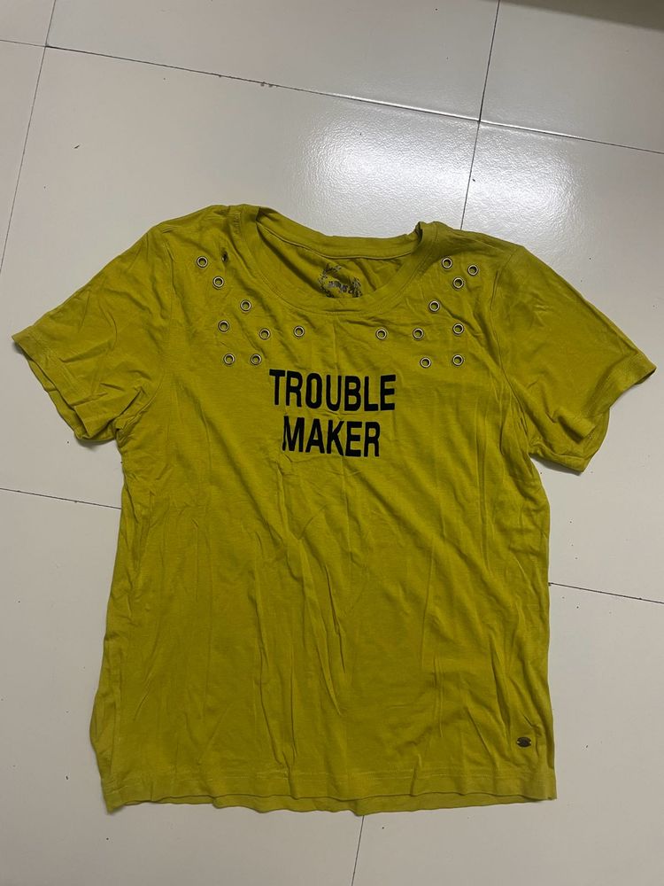 barely worn mustard/yellow t shirt 🐝