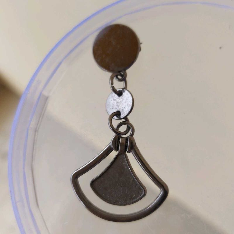 Stylish Metallic Brooch