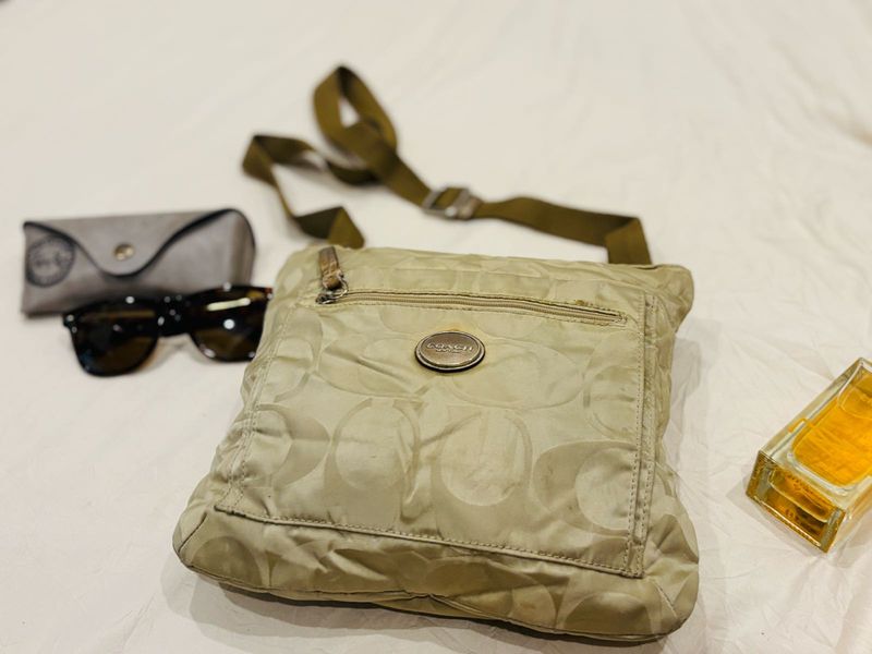 coach  authentic sling bag