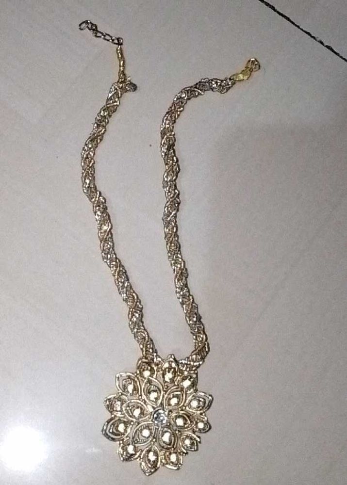 Elegant Floral Necklace