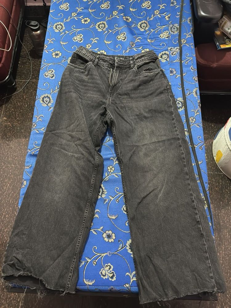 Loose fit distressed denim pant