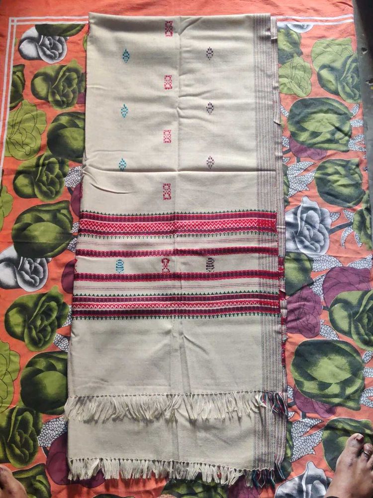 Elegant Ethnic Shawl in woolen style