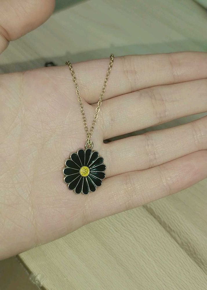 Daisy Pendant Necklace
