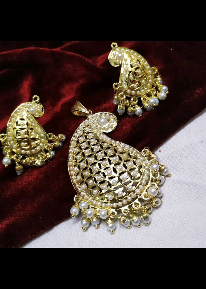 Jadua - Gold-tone Pearl Embellished Pendants