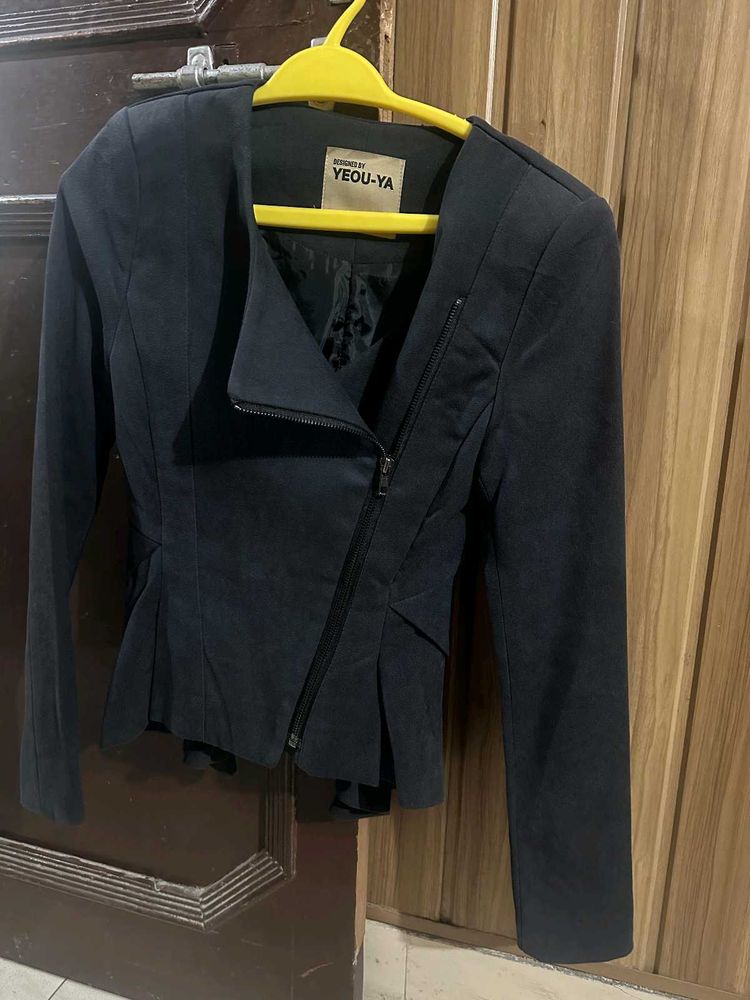 Stylish Black Zippered Jacket