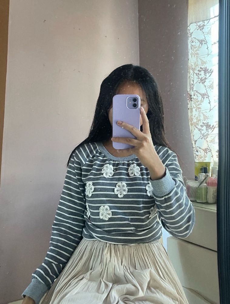 Striped Floral Sweatshirt 🌸