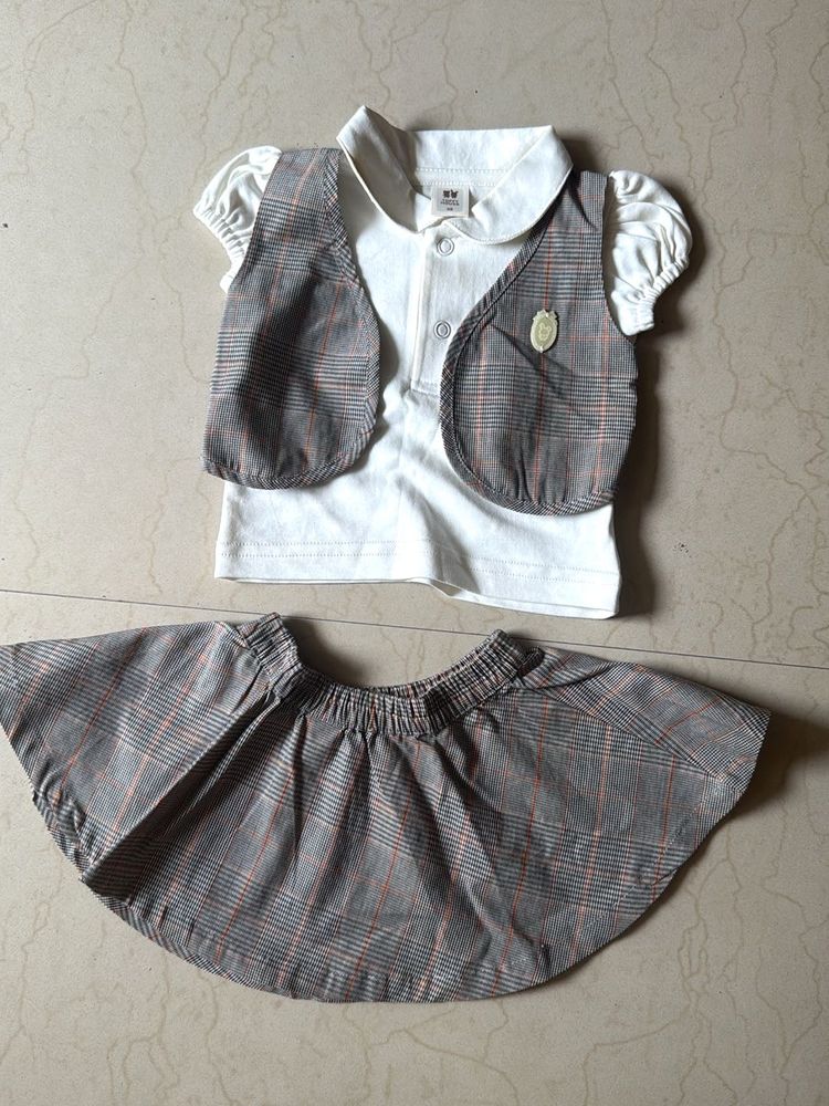 Girl&#39;s Plaid Skirt Outfit