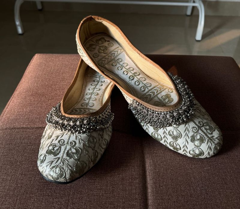 Rajasthani Embellished Payal and Ghungroo Jutti