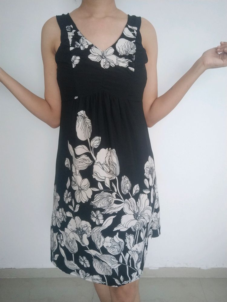 So Nicely New  Flower Printed Black Dress ... Unus