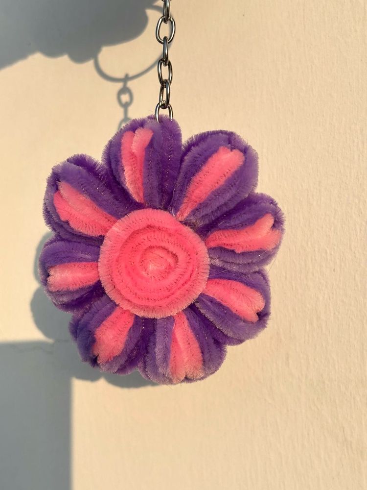 Multi colored Daisy🌸Pipe cleaner keychain
