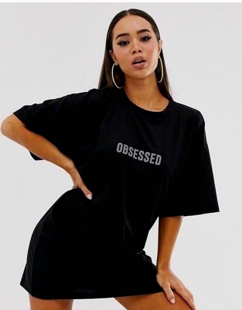 It’s Black Oversized T-shirt 🖤