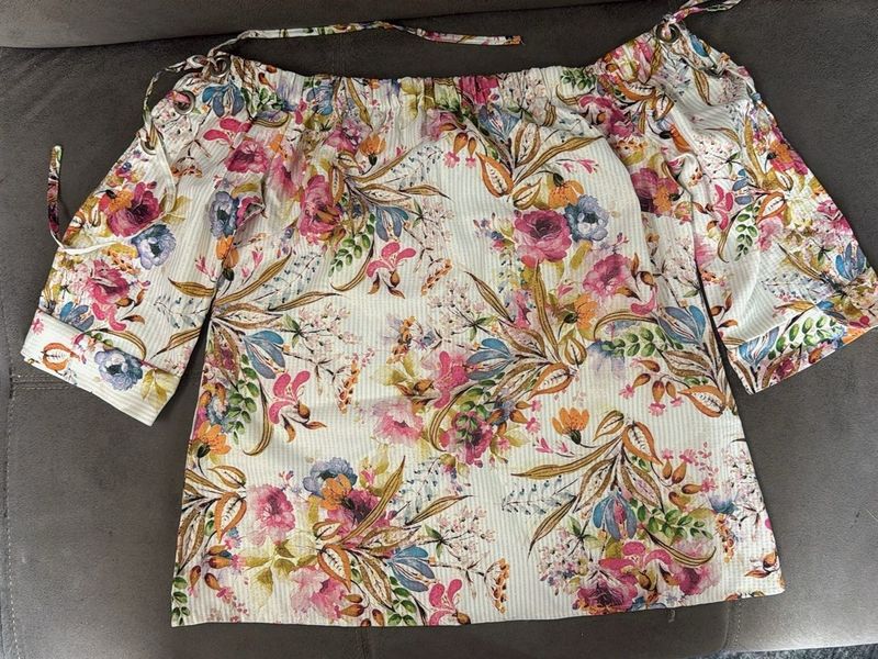 Women Off Shoulder floral top💕