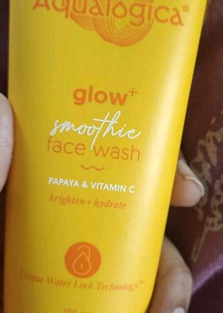Aqualogica Glow+ Smoothie Face Wash