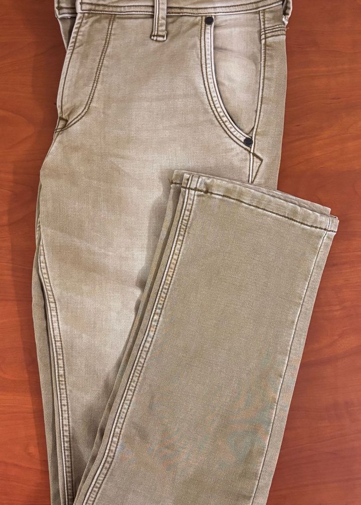 2 Cream coloured jeans