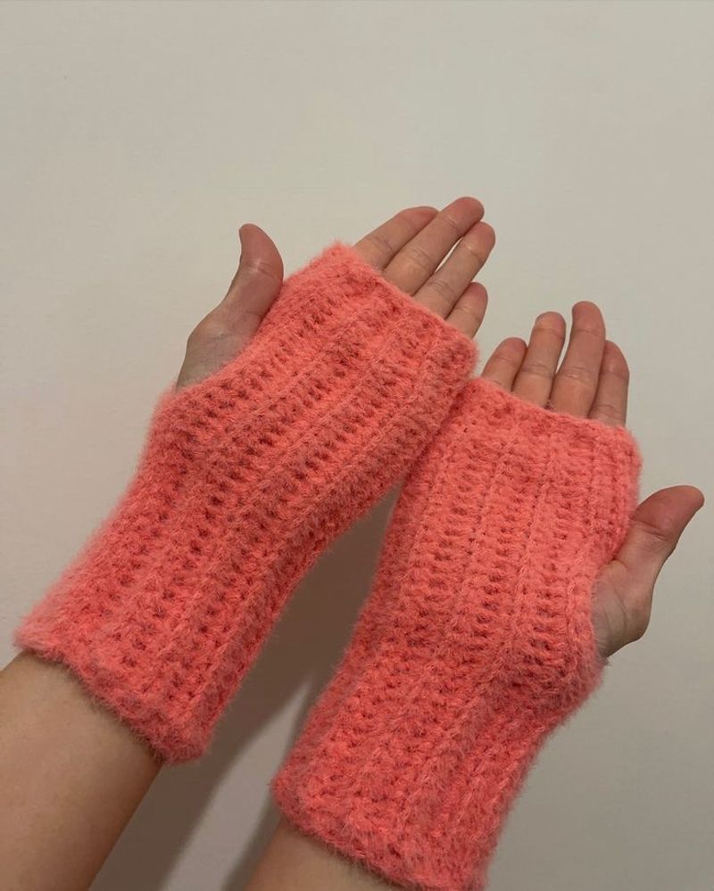 Crochet Peach Handgloves
