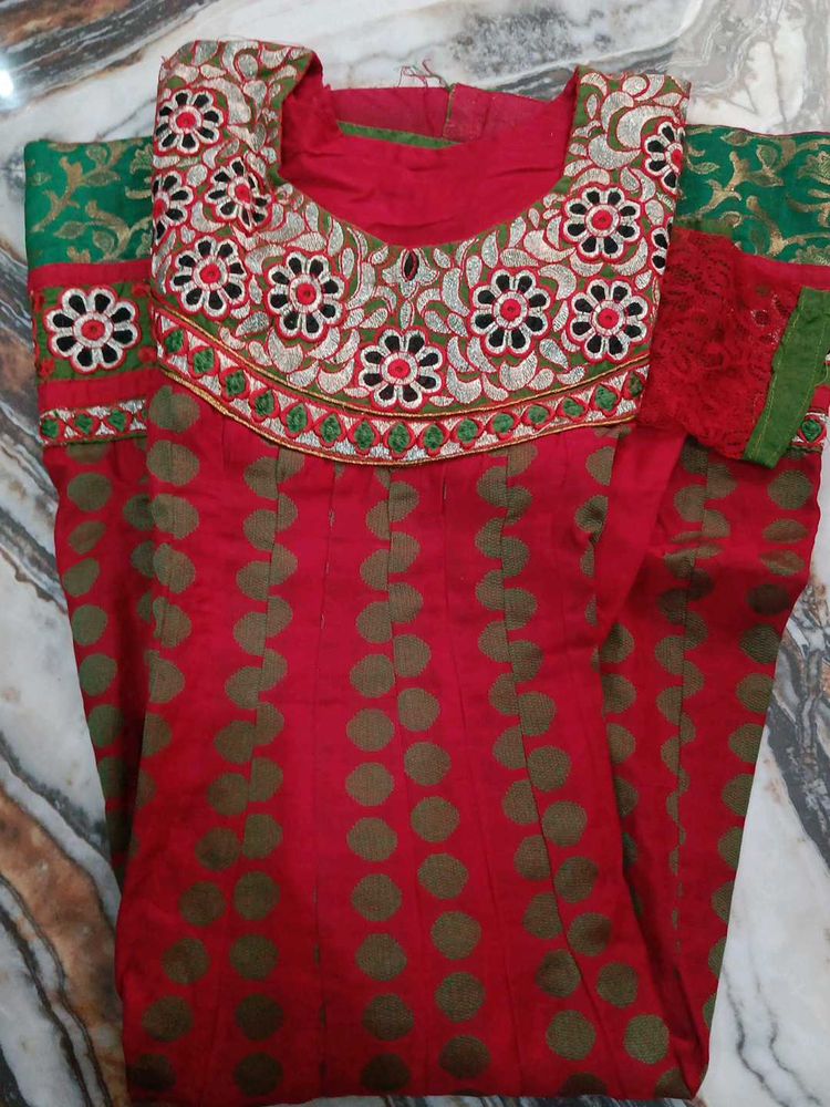 Red &amp; Green Embroidered Kurta