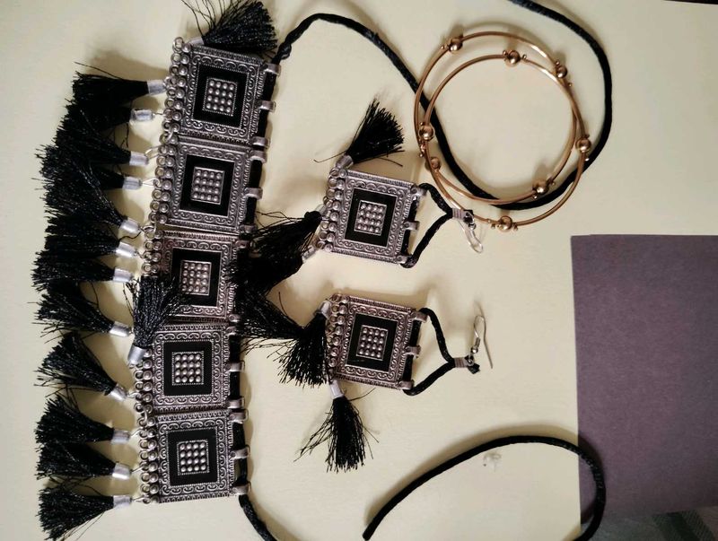 Fresh  Choker Set With Two Bangles
