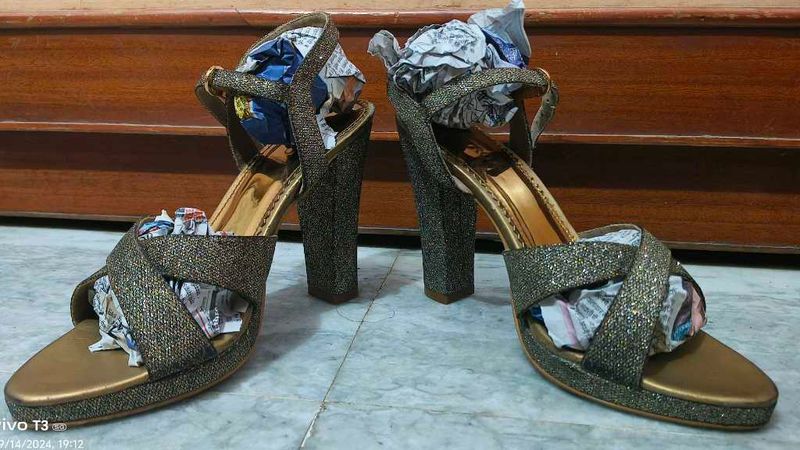 Metro - 5 Inch Heels 👠 ( Used Once)