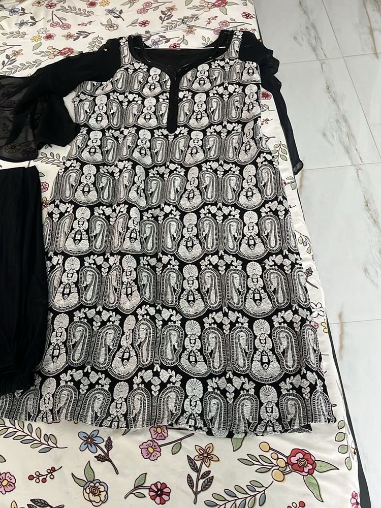 Elegant Black &amp; White Kurta Set