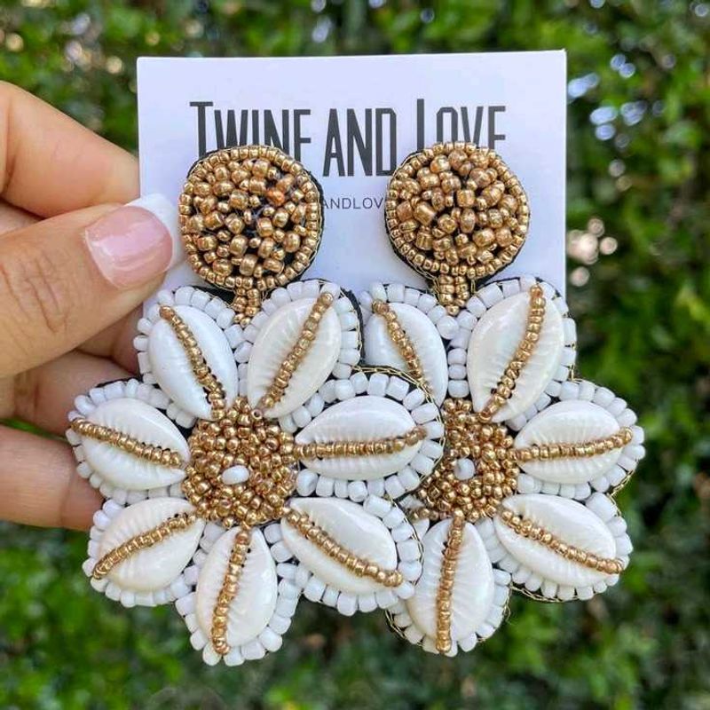Shell Earrings 🖤🤍