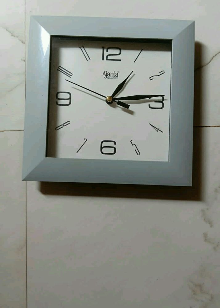 WORKING WALL CLOCK.