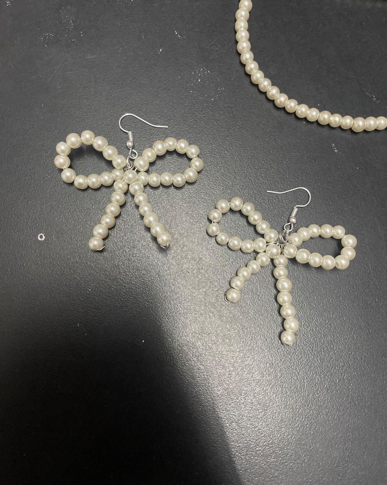 Pearl Bow Earings