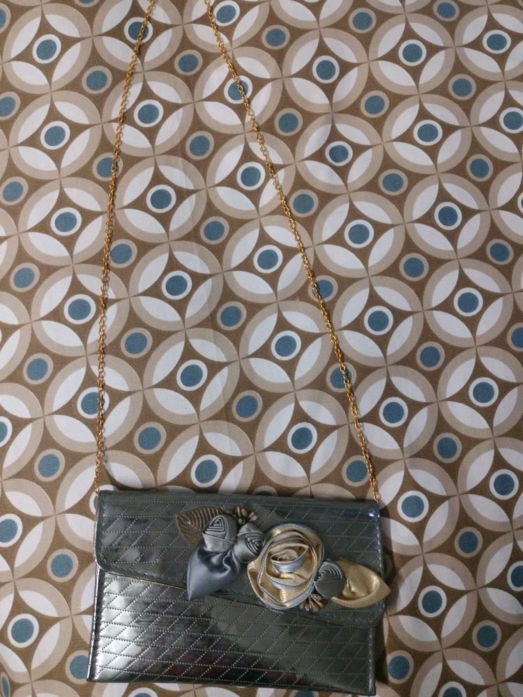 Silver Flower&#39;s Clutch