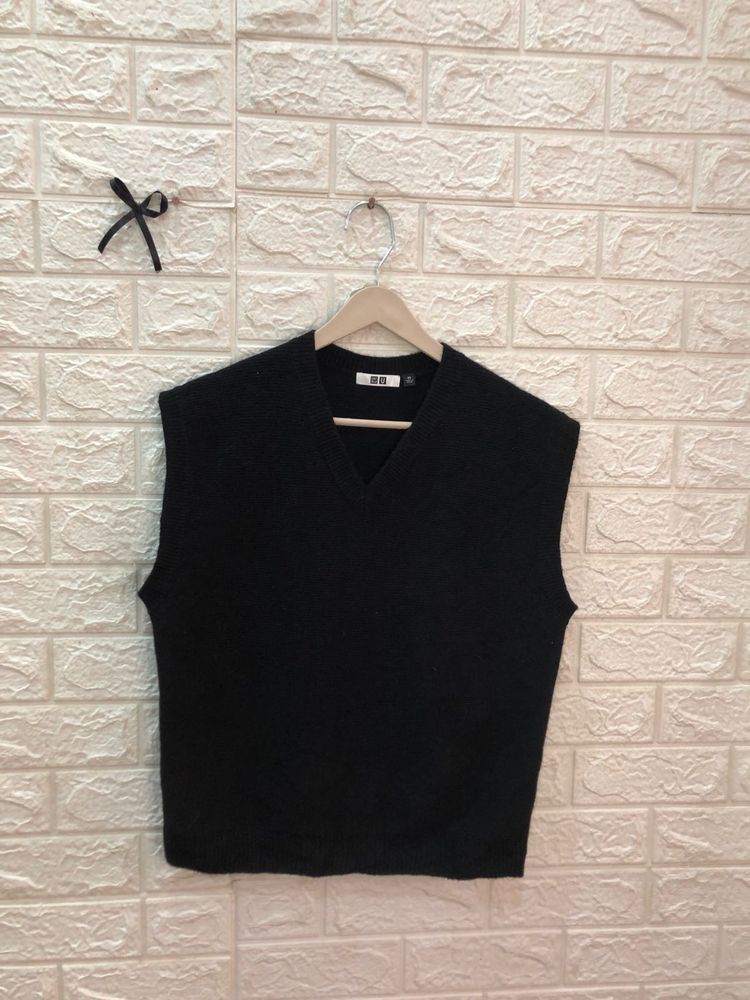 Uniqlo Original Black Sweater Vest🕶️‼️