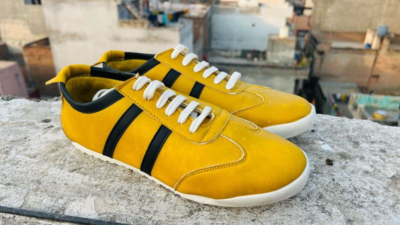 Yellow &amp; Black Casual Shoes