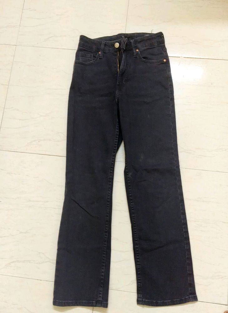 Effortlessly Sleek: H&amp;M Black Straight High-Waist