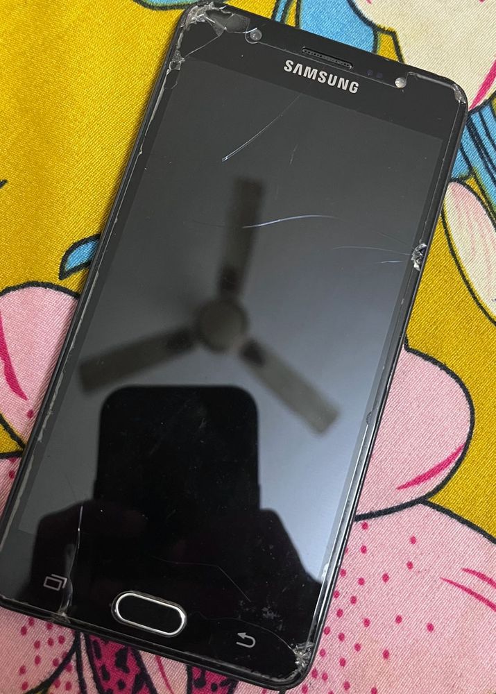 Samsung Galaxy - Cracked Screen