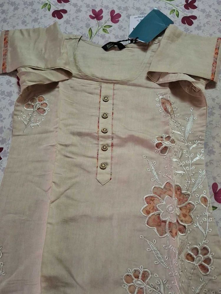 Elegant Floral Embroidered Kurta