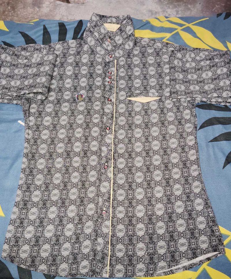 SHIRT NAYA JAISI HAI