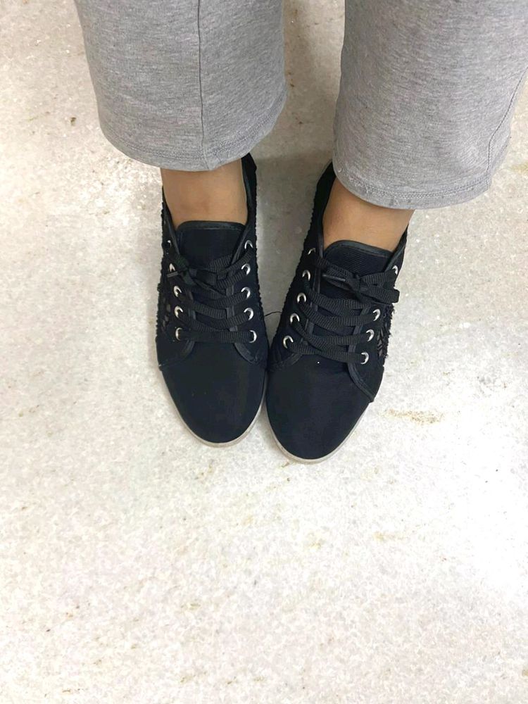 Netted Lace Black Shoes