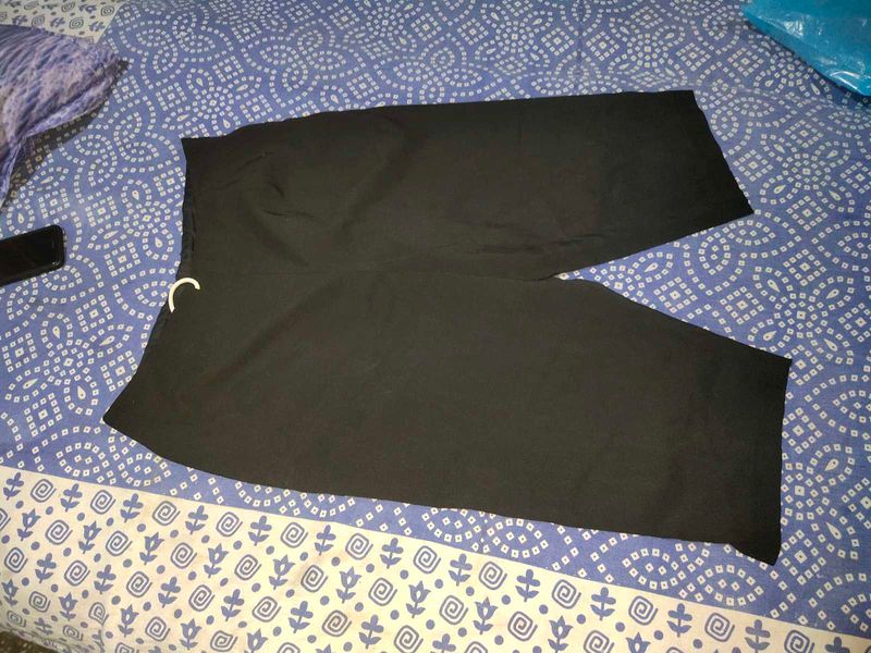 Women Black 3/4 Pants Capri In Coins