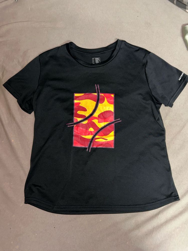 Black Decathlon Grophic T-shirt