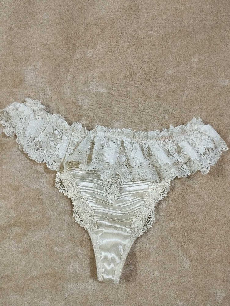 Thongs lace adventure